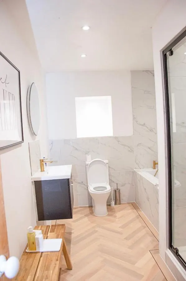 Incredible 3 Bed Basement Flat With Garden Apartment Bath United Kingdom