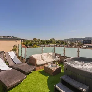 Luxury Penthouse With Hot Tub Bath