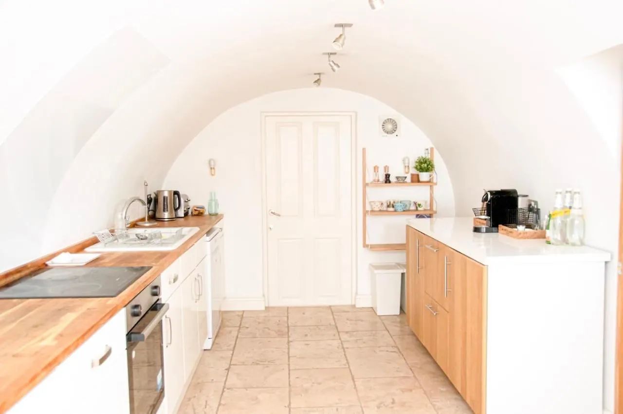 Ferienwohnung Incredible 3 Bed Basement Flat With Garden Bath 0*,  Großbritannien